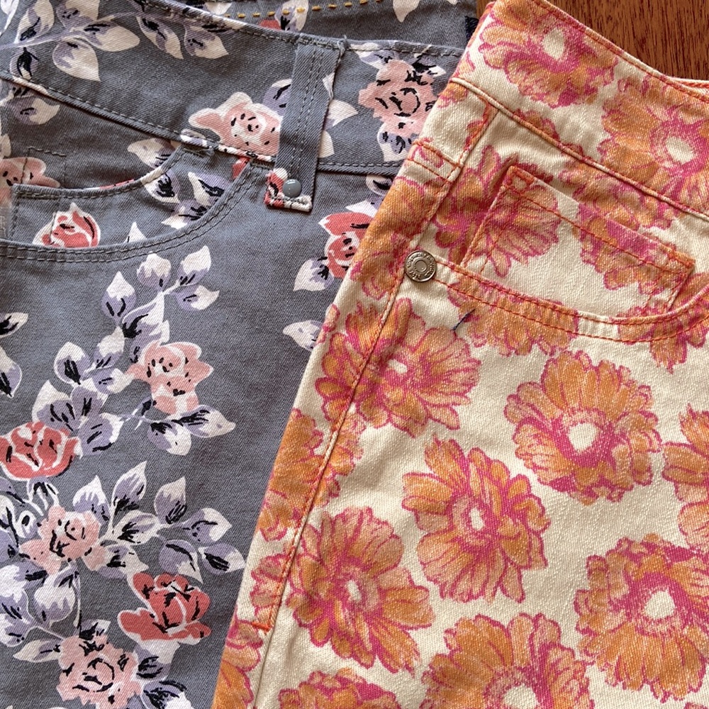 2 pairs of floral print capris/crop pants